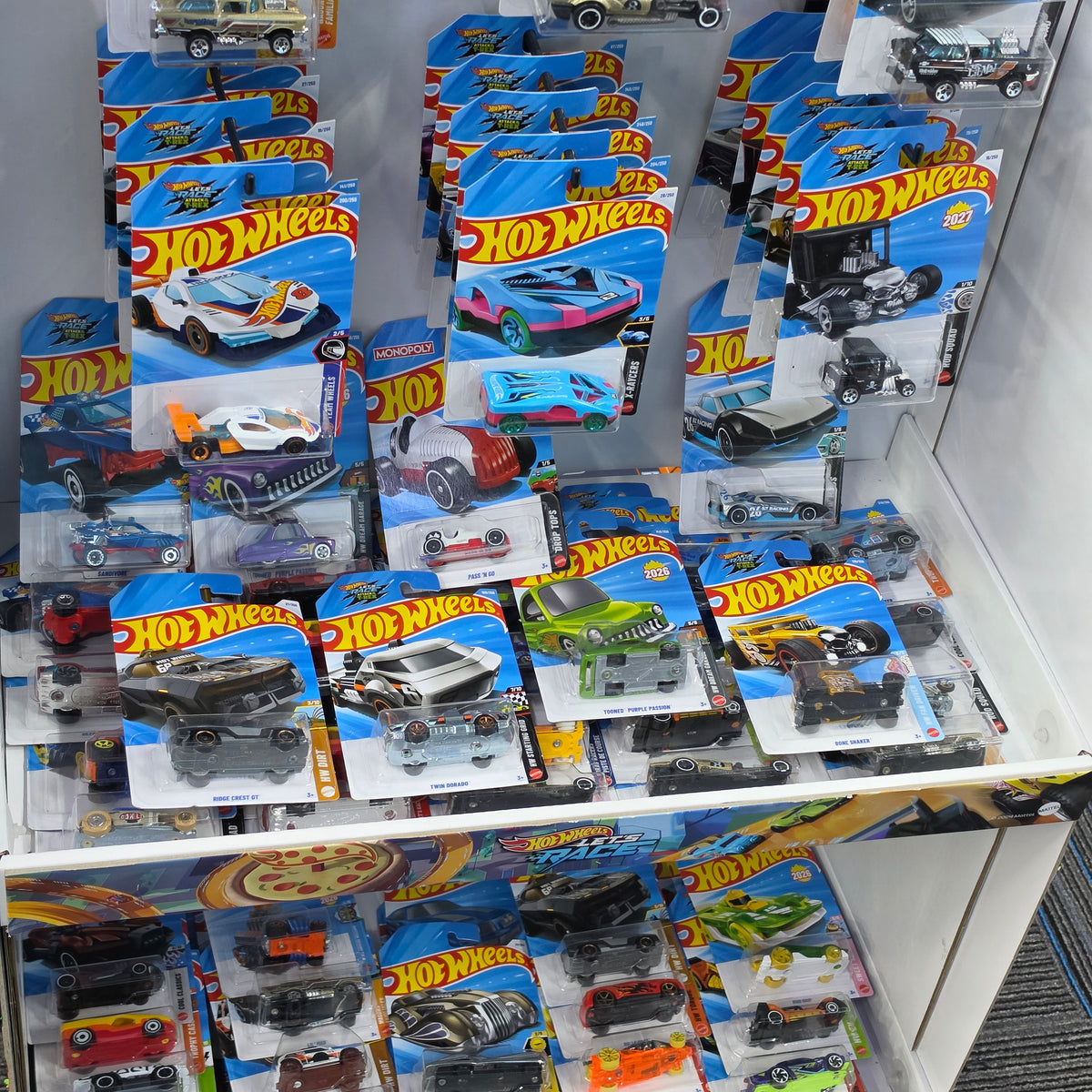 HOT WHEELS BASIC CARS FANTASY  BULK COMBO PARTY BOX ORIGINAL MATTEL