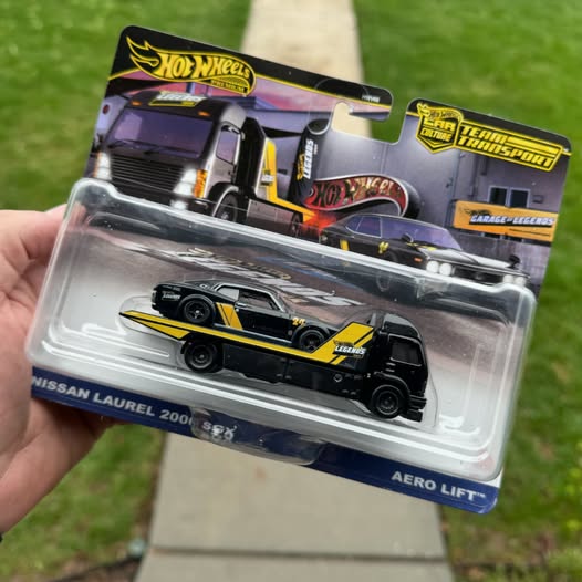 HOT WHEELS PREMIUM TEAM TRANSPORT NISSAN LAUREL 2000 SGX + AERO LIFT LEGEND TOUR