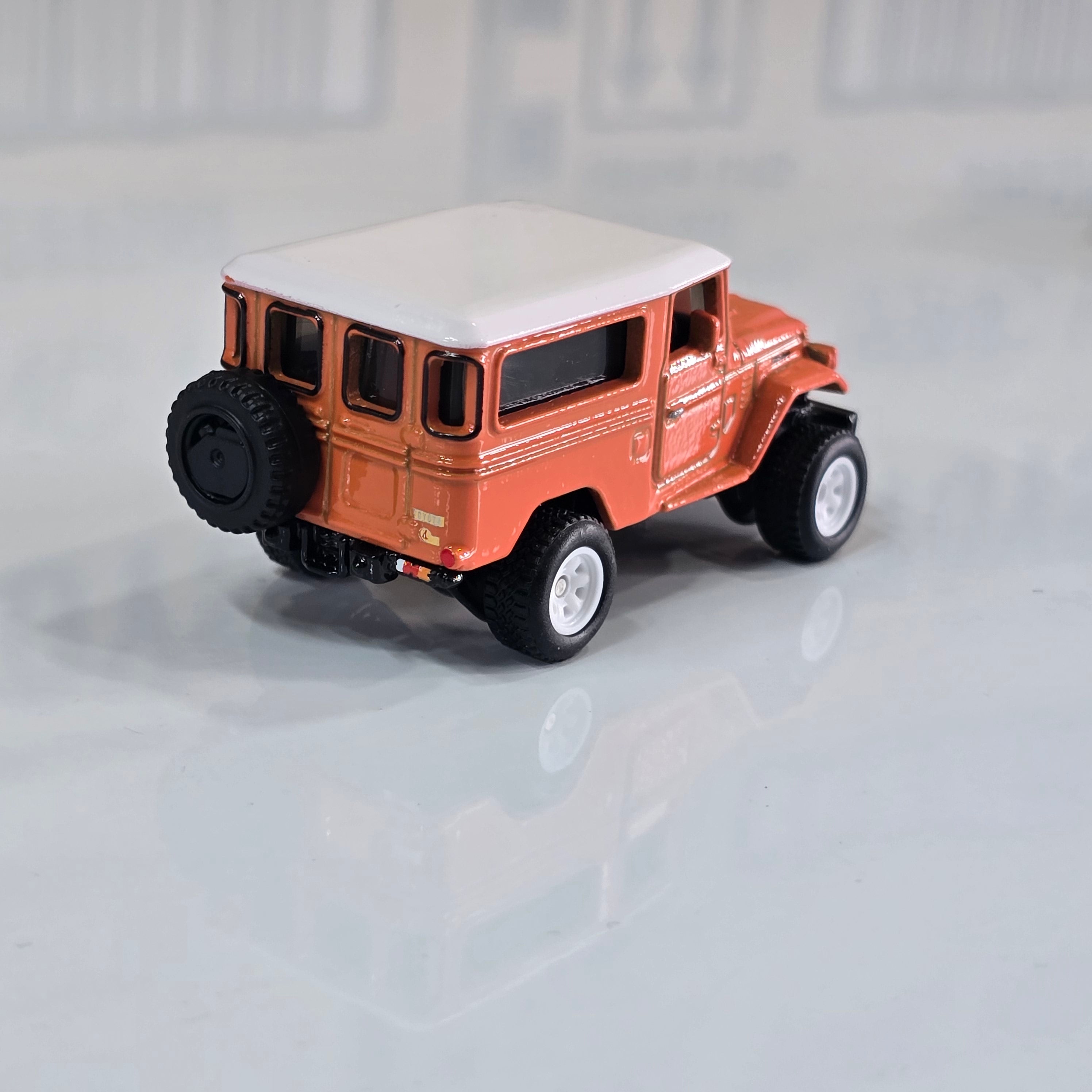 HOT WHEELS PREMIUM BOX SET GARAGE - 5 PCS CAR DESERT DIORAMA