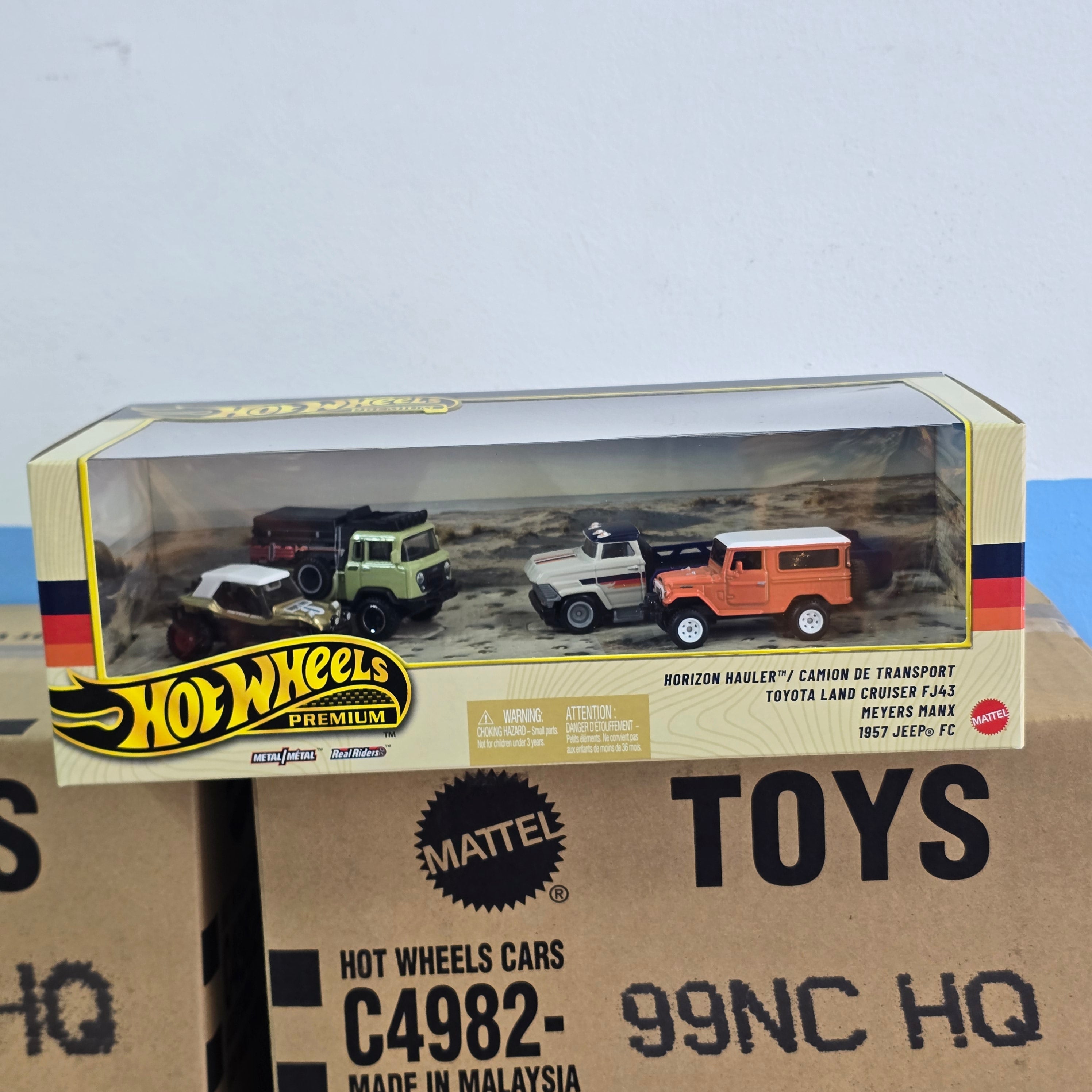 HOT WHEELS PREMIUM BOX SET GARAGE - 5 PCS CAR DESERT DIORAMA